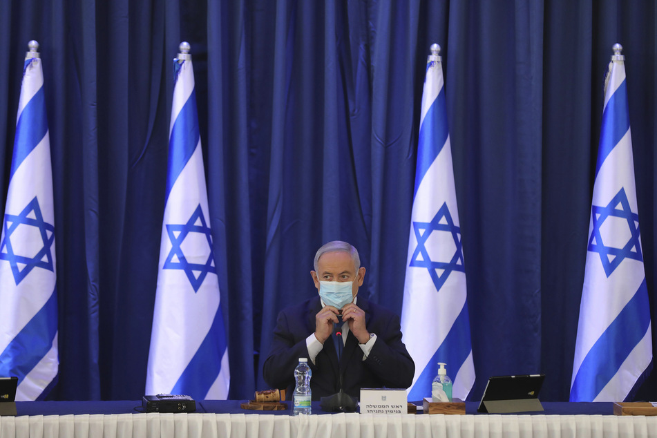Benjamin Netanjahu, Premierminister von Israel, trägt bei einer Kabinettssitzung im Außenministerium einen Mundschutz.