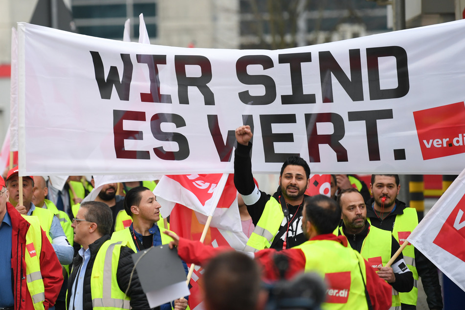 Rund 1100 Delegierte versammelten sich in Frankfurt am Main, um für die Anhebung der Gehälter zu demonstrieren (Symbolfoto).