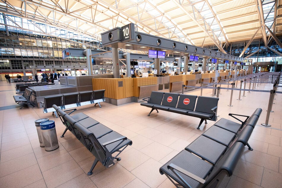 Nur wenige Fluggäste sind in der Abflughalle im Terminal 2 am Hamburger Flughafen unterwegs.