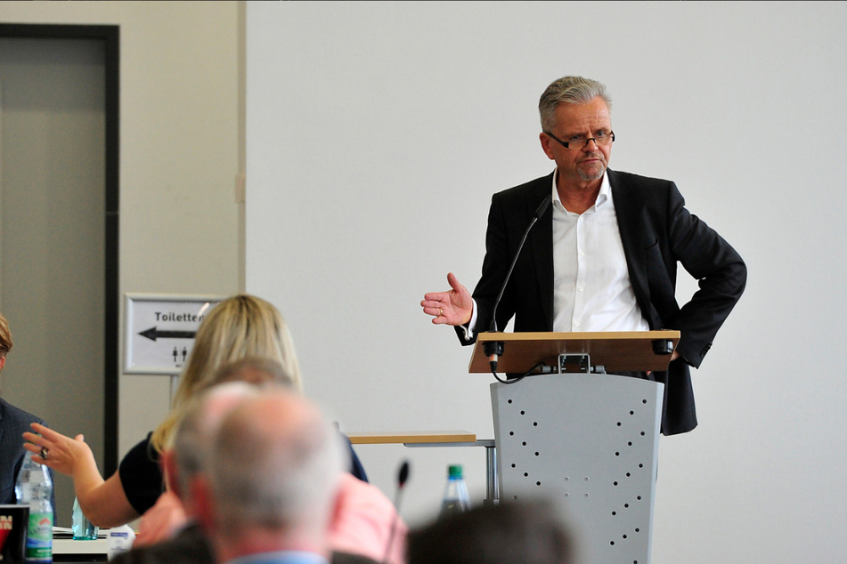 Kaum hatte die Sitzung begonnen, da rechnete CDU-Chef Tino Fritzsche (58) heftig mit der Verwaltung ab. (Archivfoto)