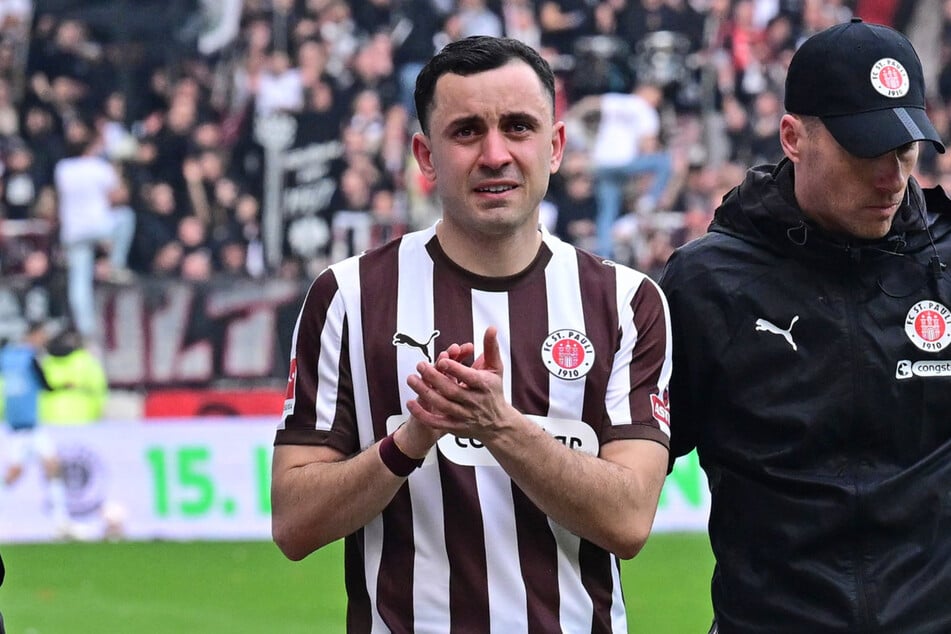 Manolis Saliakas (29, l) musste ausgewechselt werden und wird dem FC St. Pauli nun mindestens eine Woche fehlen.