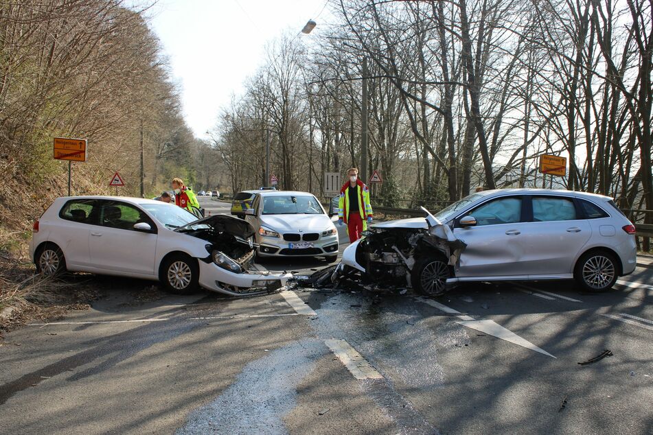 Frühlingssonne blendet Autofahrer: Frau bei Frontalcrash schwer verletzt