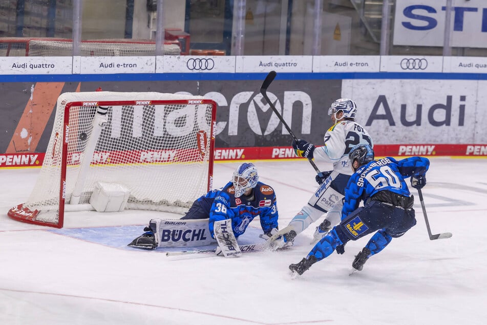 Dane Fox (M.) netzte ganz cool zum zwischenzeitlichen 2:2 ein.