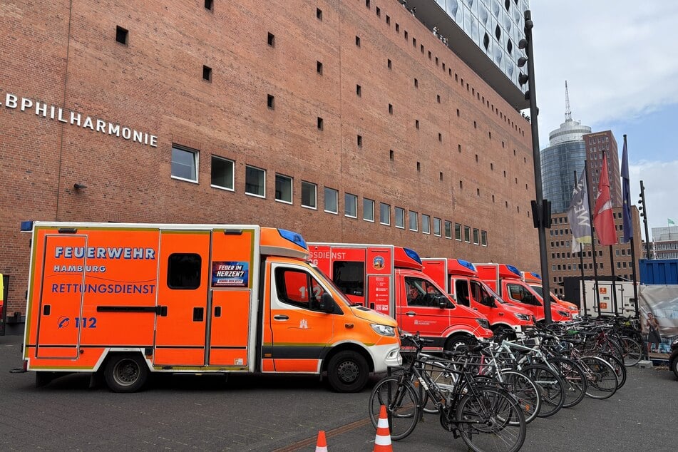 Die Feuerwehr und der Rettungsdienst sind mit einem Großaufgebot vor Ort.