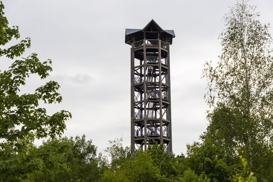 Der 34 Meter hohe Haselbergturm bietet einen prächtigen Rundumblick.