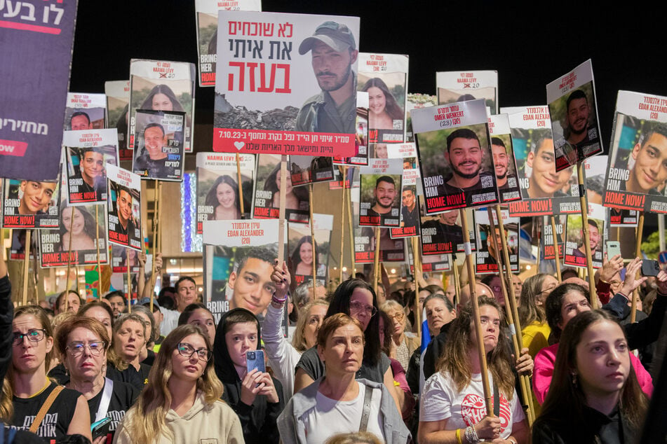 Menschen versammeln sich, um die Freilassung von Geiseln zu fordern, die im Gazastreifen von der Hamas festgehalten werden.