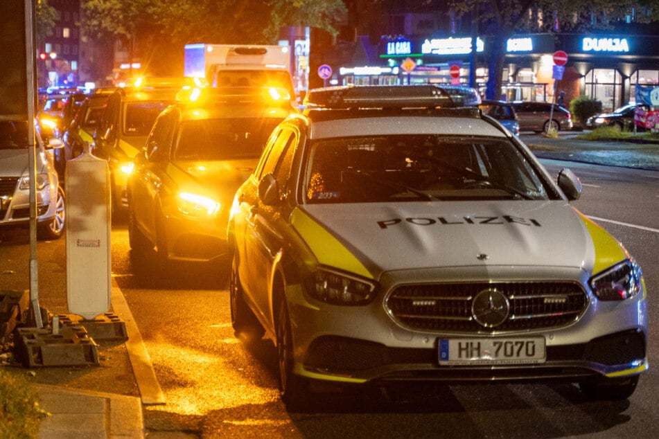 Die Polizei rückte bei einem Streit um ein Handy mit zahlreichen Einsatzkräften ein.