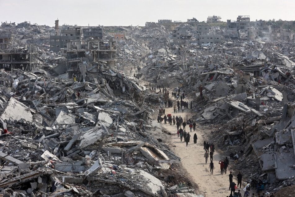 An aerial photo shows displaced Palestinians returning to the devastated Jabalia refugee camp in the northern Gaza Strip on January 19, 2025.