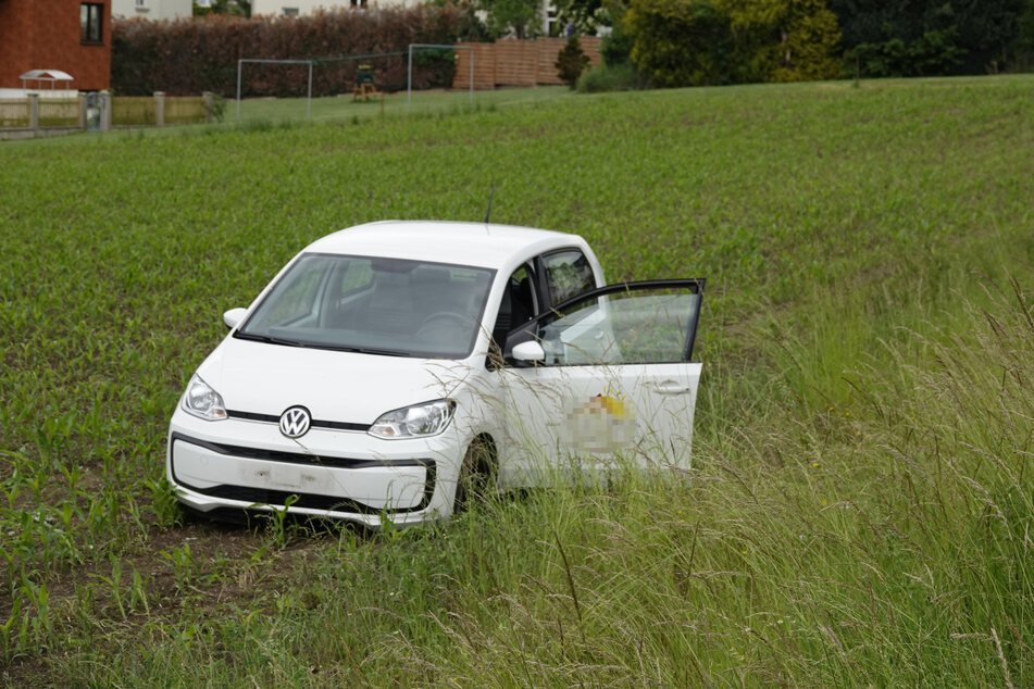 Aufs Feld gefahren: Eine VW-Fahrerin kam am Montag von der Chemnitzer Straße ab.