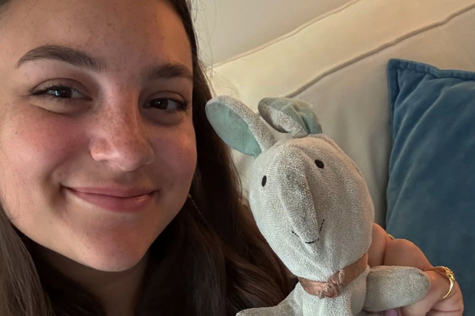 Endlich wieder vereint! Ava und ihr geliebter Hase Cecil.