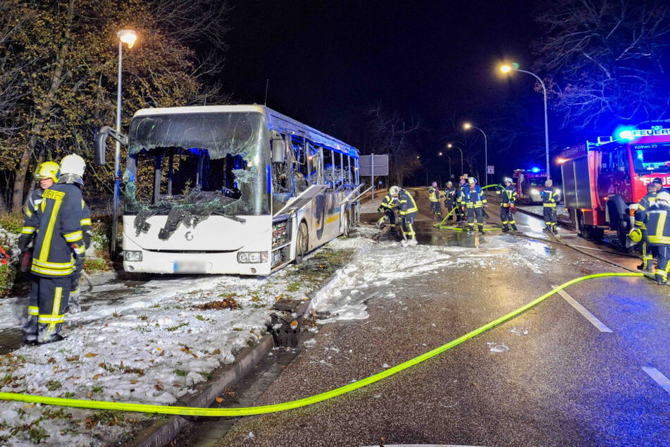 Am Bus entstand Totalschaden.