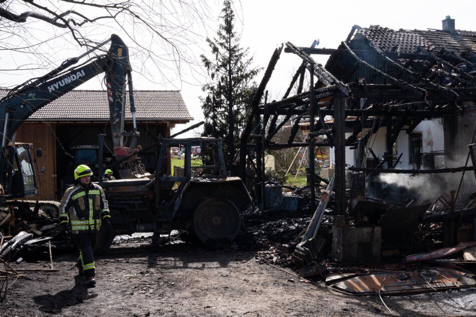 Am Vormittag kam es zum Brand eines Wohngebäudes, Garage und Schuppens in Winzer in Nähe der Aukapelle.