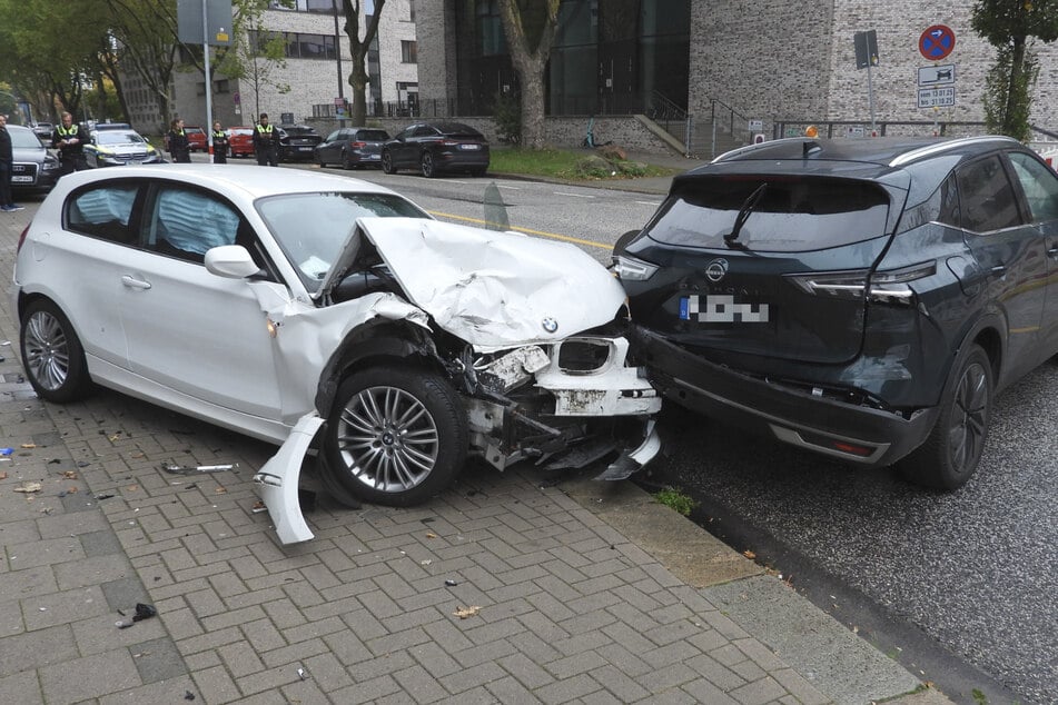 Am Sonntagmittag verursachte ein Auto einen Unfall in Hamburg. Zwei weitere Fahrzeuge waren beteiligt.