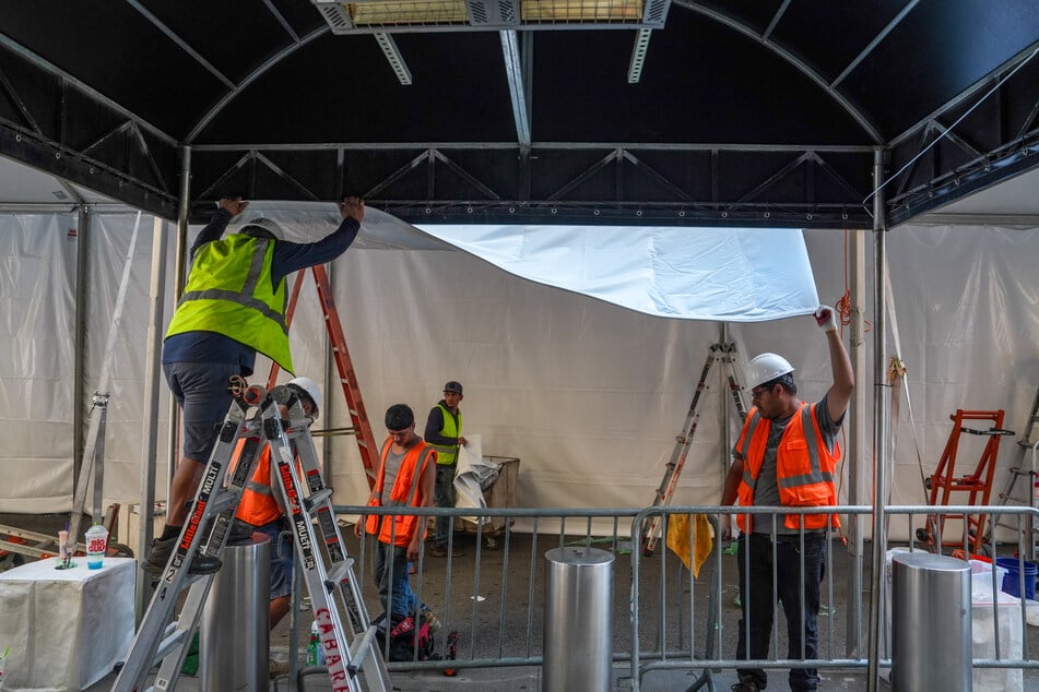 An der Eventlocation "Madison Square Garden" arbeiten Handwerker seit Tagen auf Hochtouren.