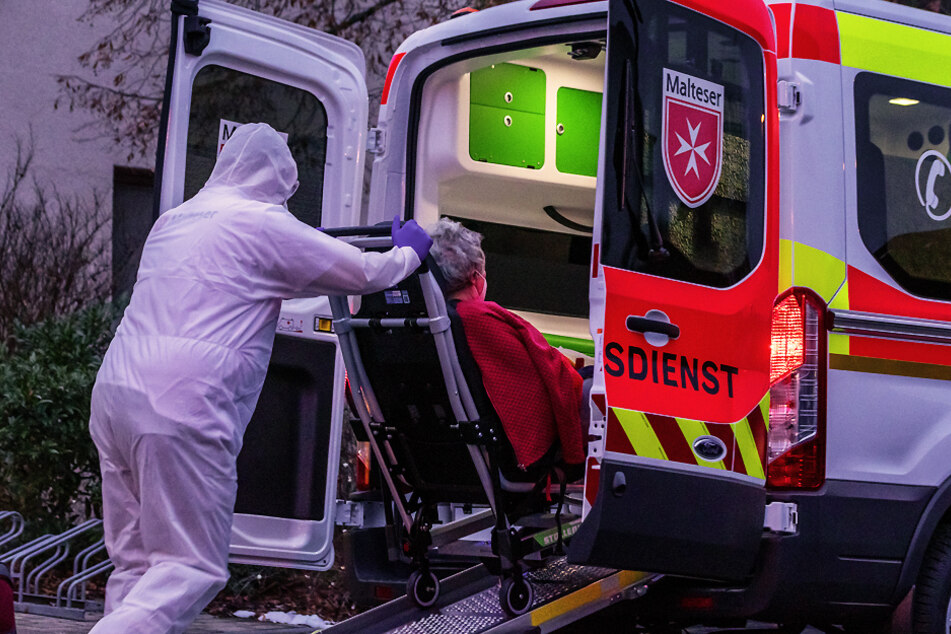 Zehn positiv getestete Senioren wurden aus einem Pflegeheim gebracht.