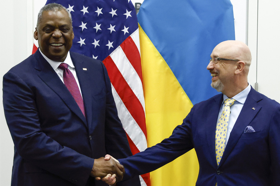 Ukraine-Verteidigungsminister Olexij Resnikow (56, rechts) seinem Amtskollegen Lloyd Austin (68) aus den USA die Hand
