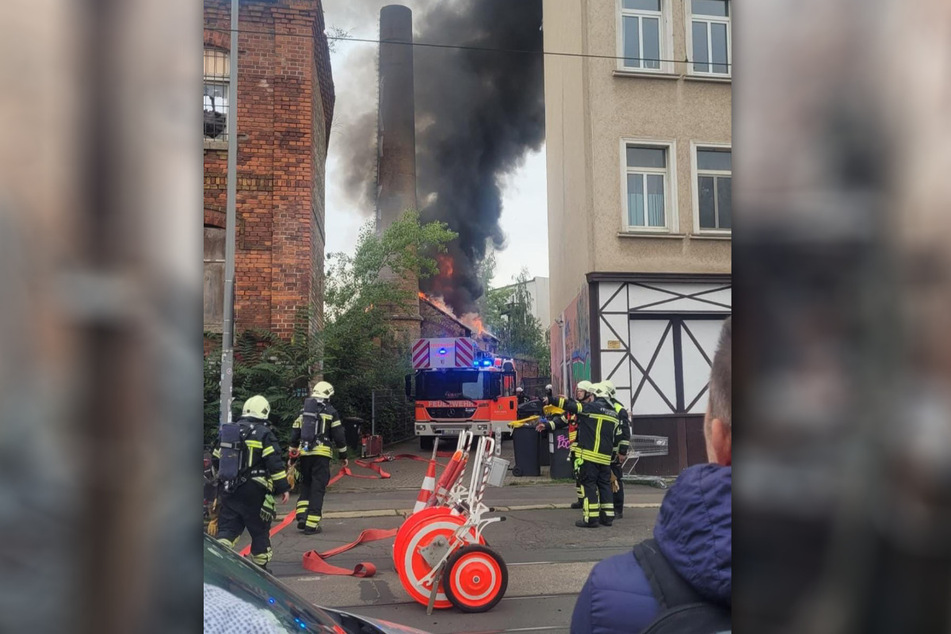 Leipzigs Feuerwehr musste am Montag einen Brand in der ehemaligen Swiderski-Fabrik in Plagwitz löschen. (Symbolbild)