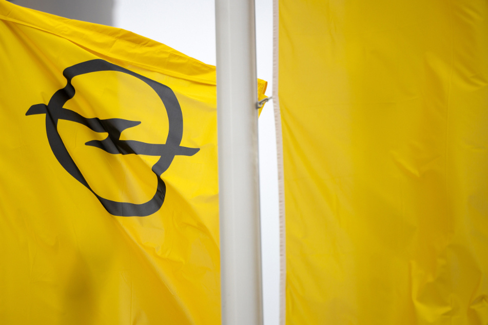 Flaggen der PSA-Tochter Opel wehen im Wind.