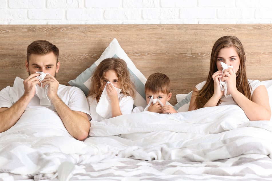 Wenn sich jemand in der Familie mit der neuen Omikron-Variante KP.3.1.1 ansteckt, trifft es oft alle anderen Familienmitglieder mit kurzer Verzögerung auch. (Symbolbild)