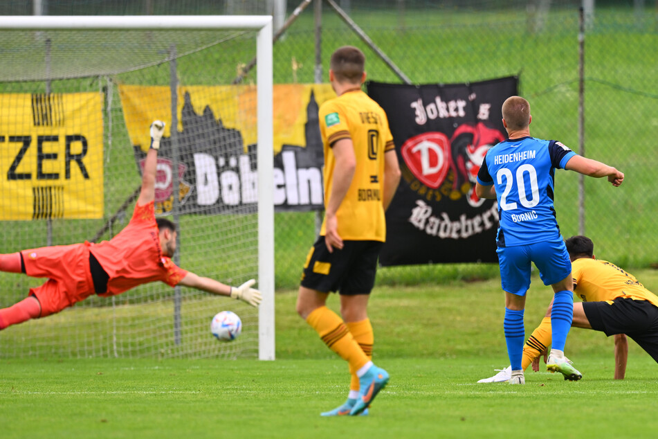 Das entscheidende Tor: Heidenheims Dzenis Burnic (20, im blauen Trikot) trifft zum 1:0.