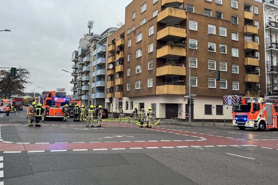 Berlin: Küche in Kreuzberg in Flammen: Feuerwehr rückt an