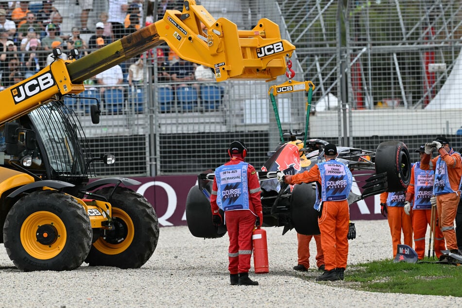 Max Verstappens (28) Red Bull löste die erste Unterbrechung des Qualifyings aus.