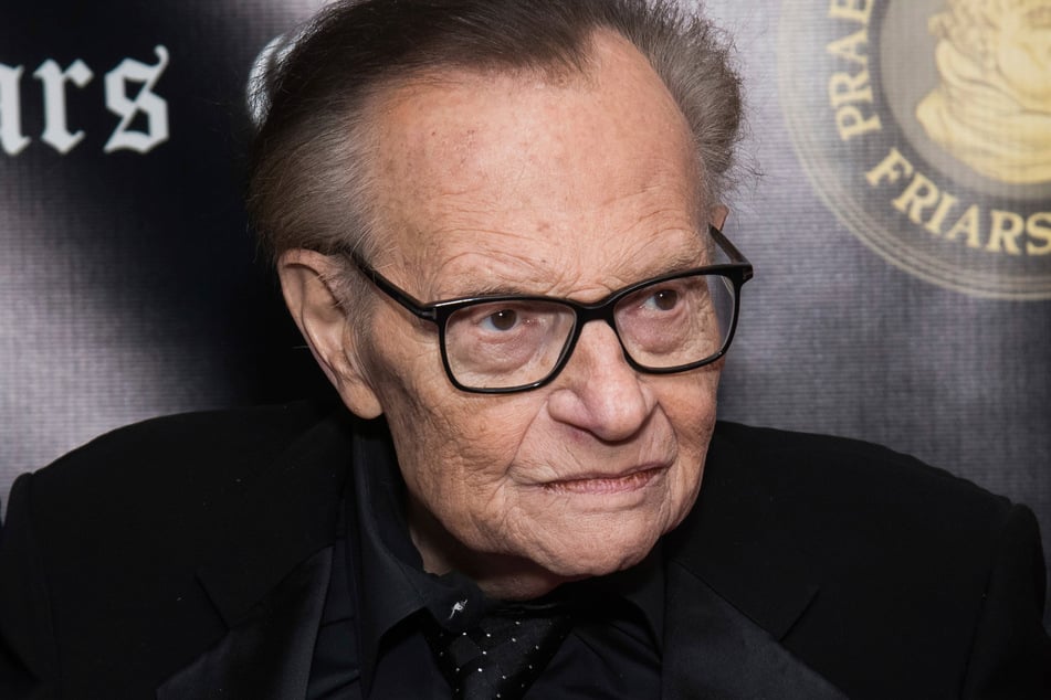 Larry King (87) soll aufgrund einer Corona-Infektion im Krankenhaus liegen.