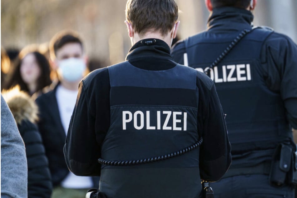 Leipzig: Er spuckte und warf mit Essen und Fernseher: 30-Jähriger verletzt elf Polizisten im Einsatz