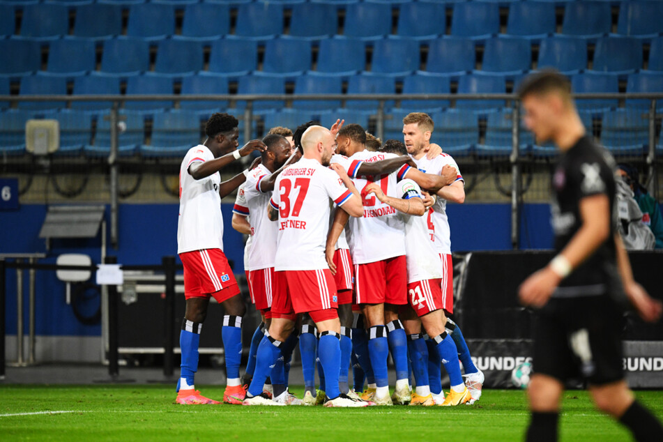 So hatten sich das alle für die letzten Spiele erhofft: Der HSV jubelt über einen Sieg.