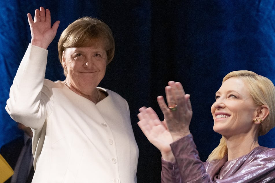 Schauspielerin Cate Blanchett (53, l.) schätzt Angela Merkel (68, r.), für ihren Umgang mit geflüchteten Menschen.