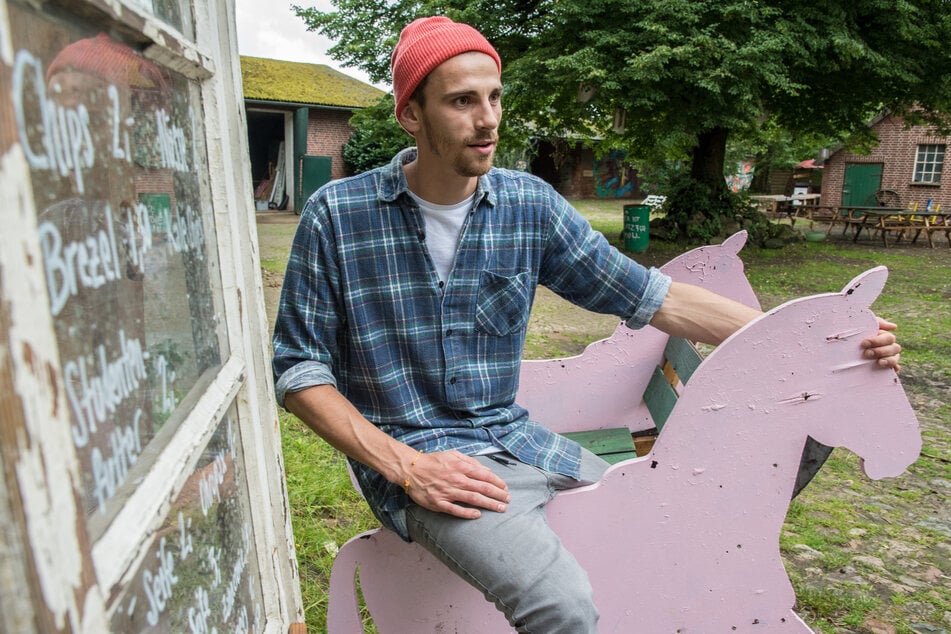 Der YouTuber auf seinem Kreativhof "Kliemannsland" im Dorf Rüspel.