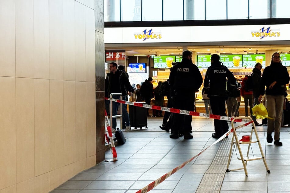 Messerattacke: Mann greift am Würzburger Bahnhof Zeugen Jehovas mit Messer an