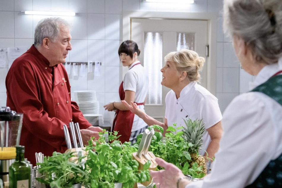 Helene (Sabine Werner, 62, 2.v.l.) macht André (Joachim Lätsch, 66, l.) in der Küche zur Schnecke.