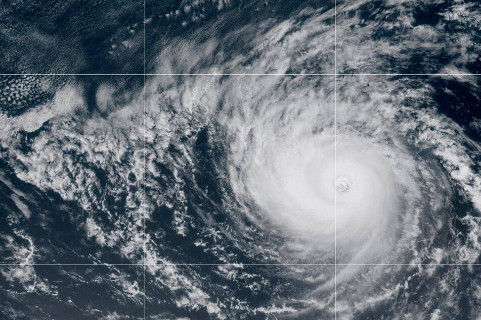 Hurricane Hone sweeps past Hawaii as Gilma threatens