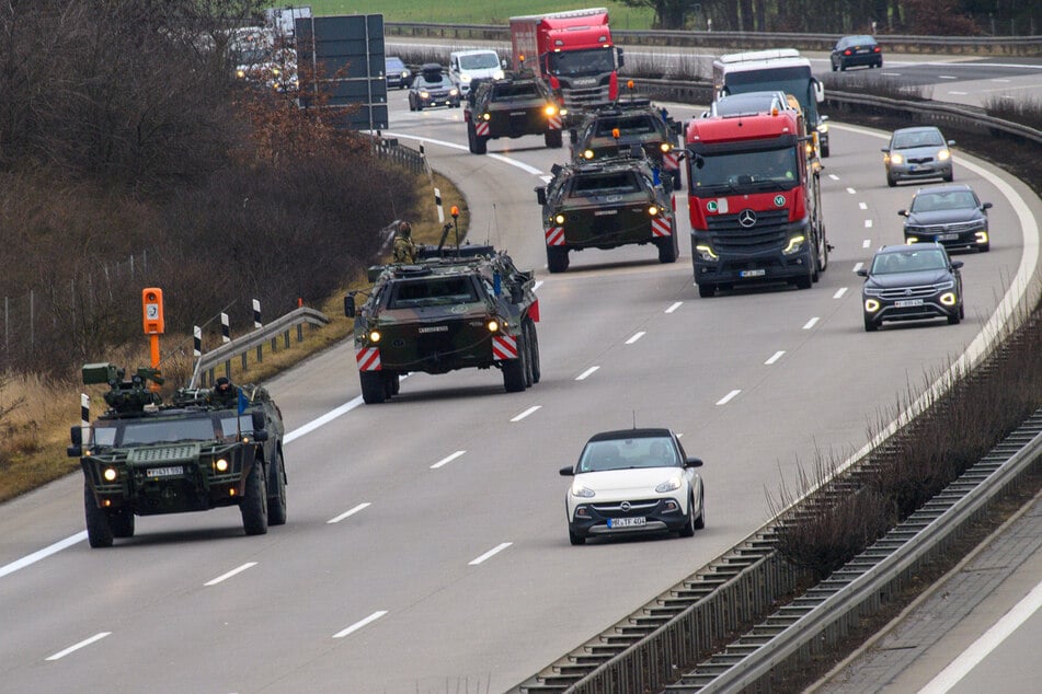 Auf deutschen Autobahnen und Bundesstraßen sind am Wochenende 150 Fahrzeuge der Bundeswehr unterwegs. (Archivfoto)