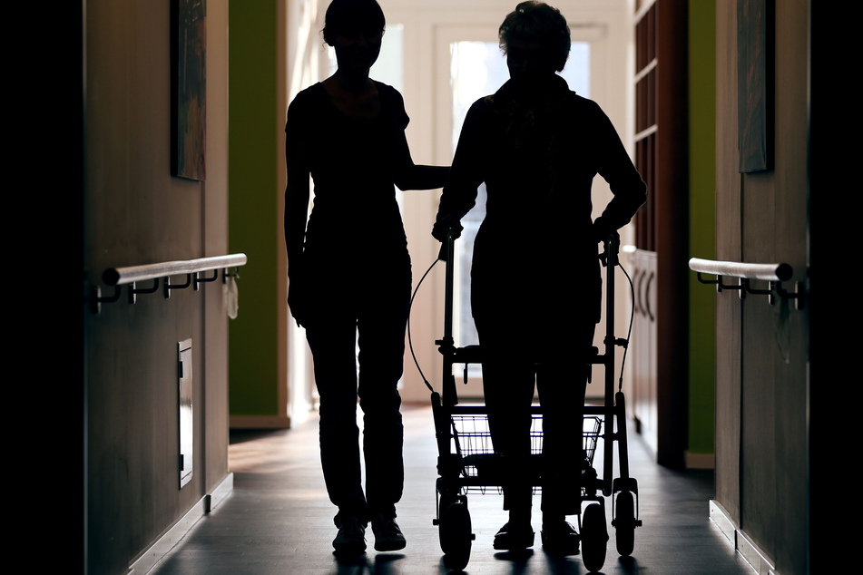 Aufgrund einer höheren Lebenserwartung ist der Großteil der pflegebedürftigen Rentner weiblich. (Symbolfoto)