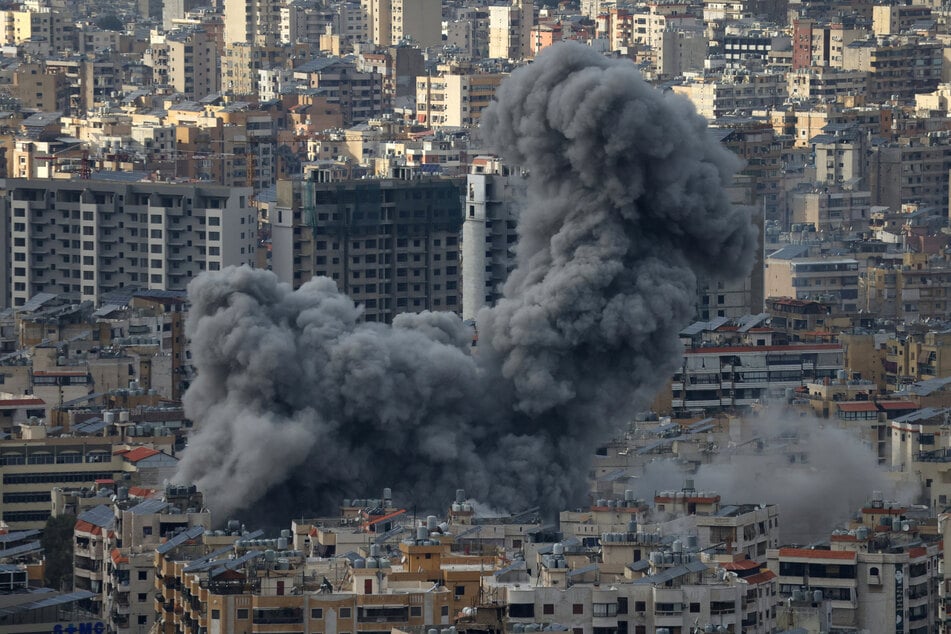 Rauch steigt über einem Vorort von Beirut auf. Die israelische Luftwaffe hat erneut Ziele im Libanon an gegriffen.