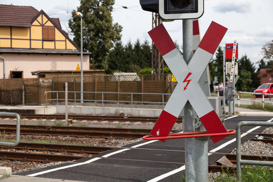 Renault-Fahrer sorgt für mehrstündige Reparaturarbeiten an Erfurter Bahnübergang