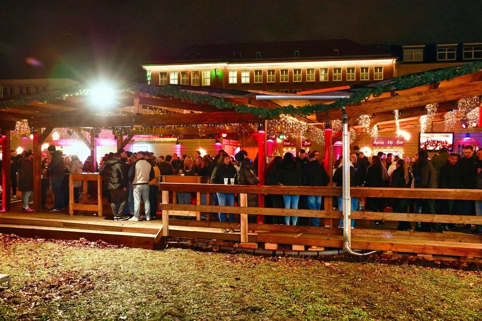 Was ist denn gerade vor dem Haus der Presse in Dresden los?