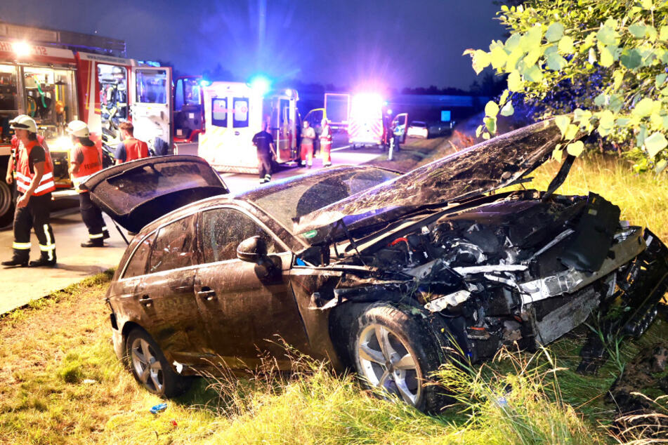 Unfall A17: Heftiger Unfall auf der A17: Audi-Fahrer verliert im Starkregen die Kontrolle und überschlägt sich