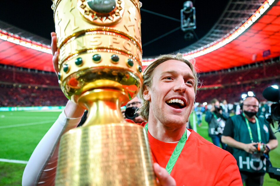 Nach dem DFB-Pokal-Sieg bringt RB-Leipzig-Star Emil Forsberg (30) ein "Endlich Ti**en"-Shirt raus.