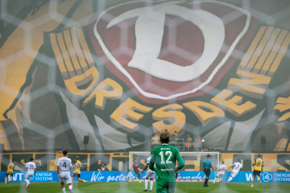 Elias Bethke (22) im Cottbuser Tor mit Blick auf den K-Block. Den kann er ab sofort als Dynamo-Keeper genießen.