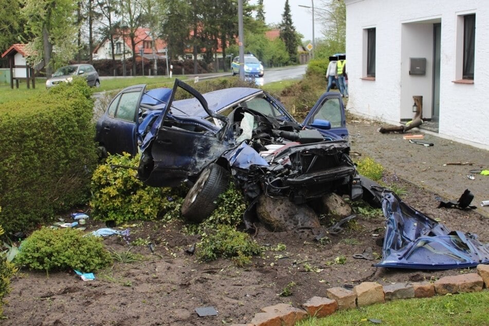 Schwer zu glauben, dass der Fahrer dieses Autos fast unversehrt aus dem Wrack gekommen ist.