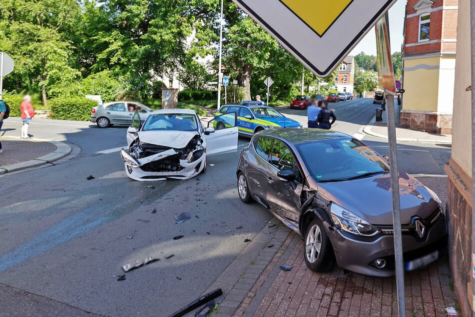 Beide Fahrerinnen verletzt: Vollsperrung nach heftigem Kreuzungscrash