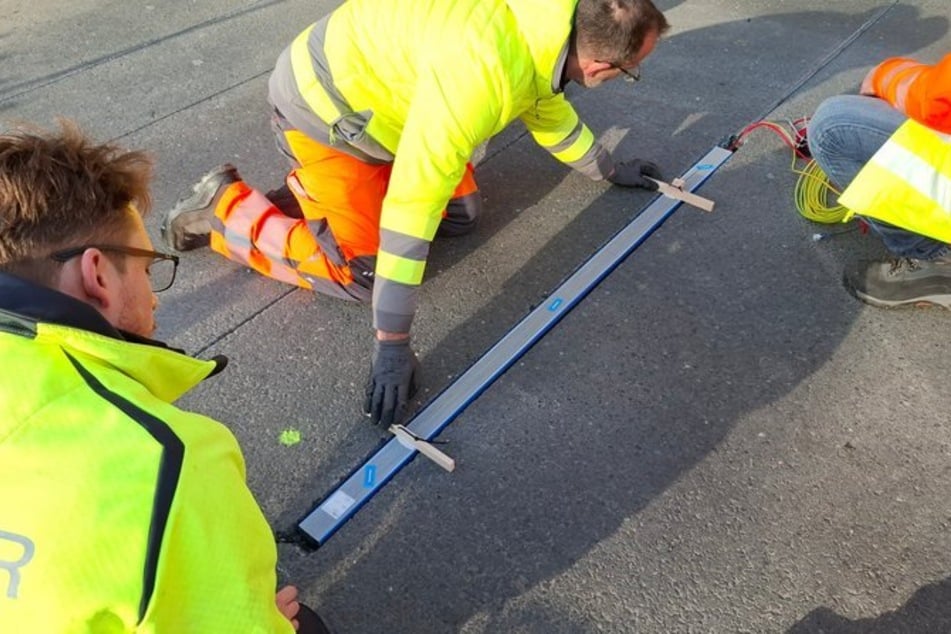 Dabei wurden Sensoren in die Straße integriert.