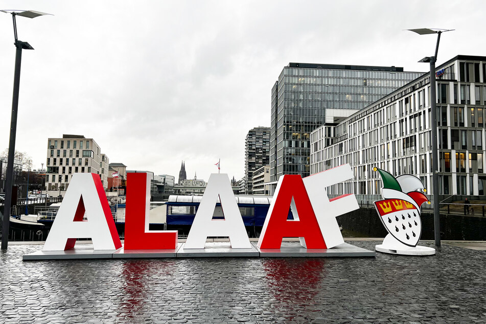 So wie hier bei seiner Tour 2023 durch die Stadt, wird der ALAAF Schriftzug künftig bald wieder im Kölner Rheinauhafen zu sehen sein.