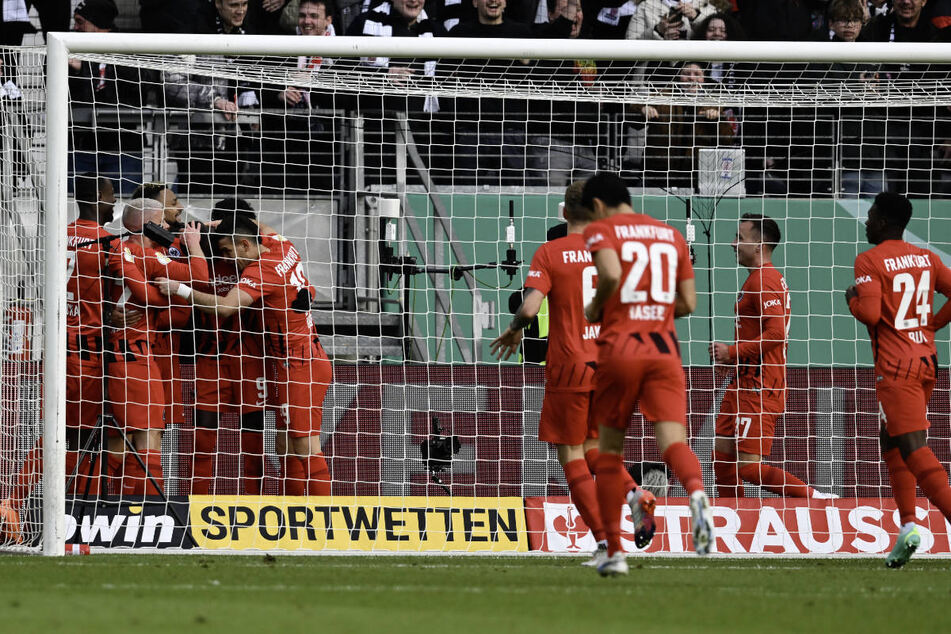 Frankfurt feiert das 2:0: Nicht einmal drei Minuten benötigte Randal Kolo Muani (verborgen von seinen Mannschaftskollegen) für seinen Doppelpack.