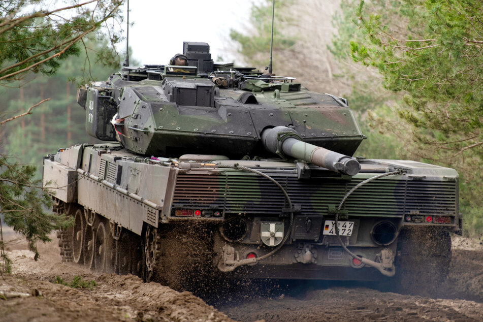 Ein Kampfpanzer vom Typ Leopard 2 A7V der Bundeswehr fährt während einer Übung zur Gefechtsaufklärung auf dem Truppenübungsplatz in Munster.