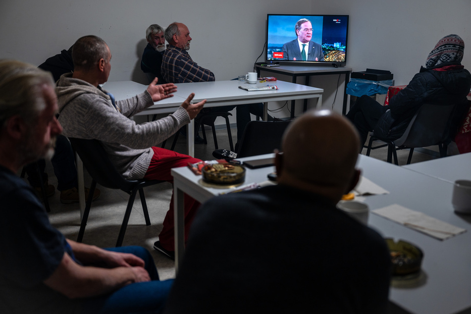 Bewohner einer Obdachlosen-Unterkunft schauten das Gespräch mit Armin Laschet.