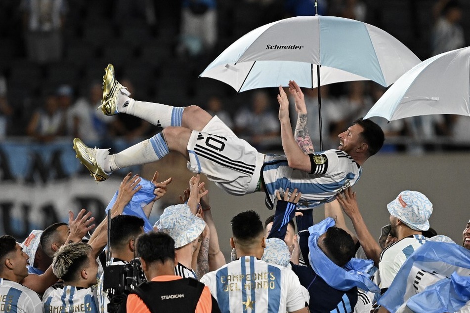 Lionel Messi (35) wurde beim ersten argentinischen Länderspiel seit dem WM-Triumph von Fans und Mitspielern auf Händen getragen.